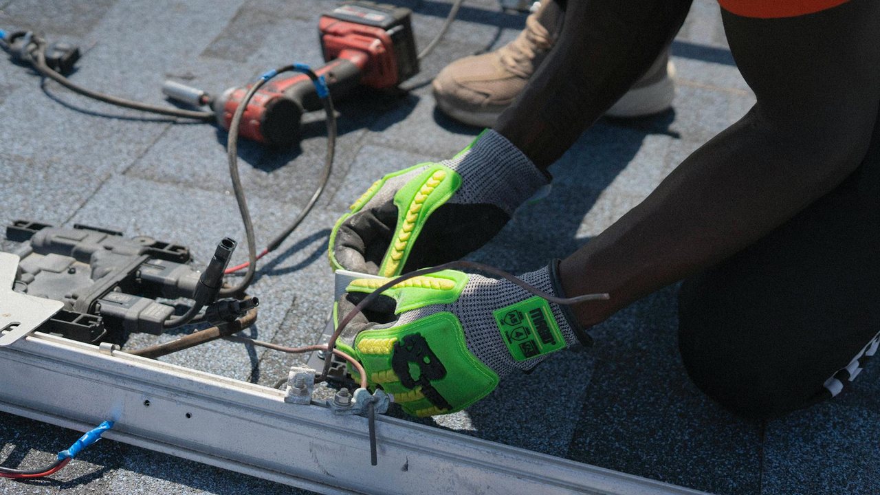 Conocer la potencia frigorífica necesaria. Cuando se piensa en hacer una preinstalación de aire acondicionado es importante tener en cuenta la potencia frigorífica que requiere el lugar en cuestión. Para conocer este dato lo mejor es realizar un cálculo de frigorías, que puede realizar cualquier instalador de aires acondicionados profesional. De este modo se podrá realizar un cálculo aproximado del número de tuberías, su calibre y el número de cables de alimentación eléctrica necesarios para dicha preinstalación.