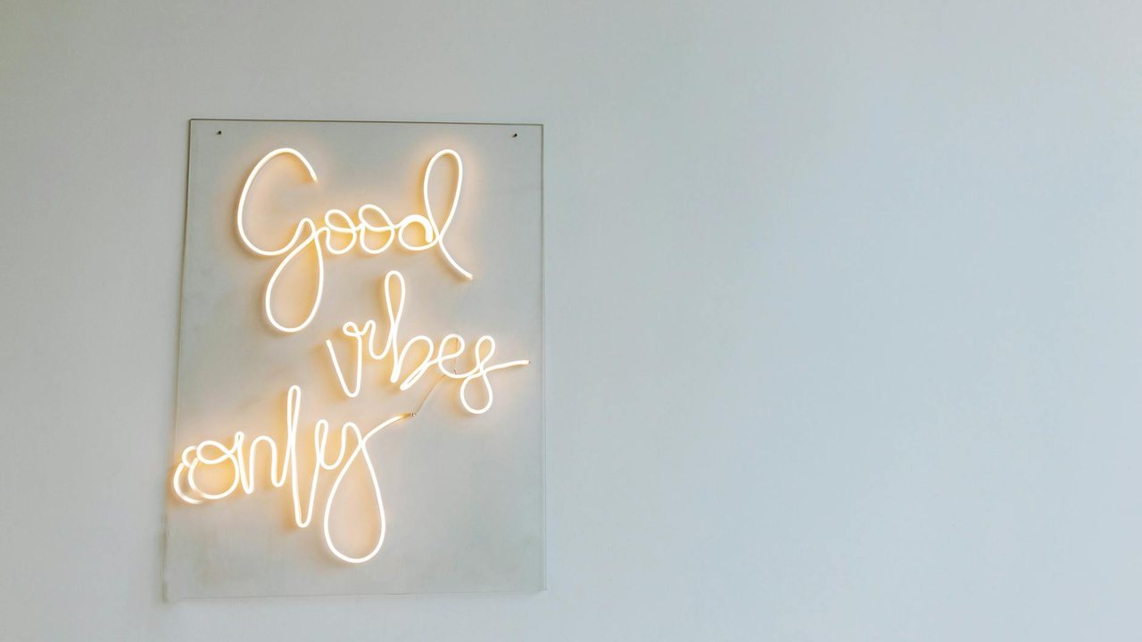 Instalación del desagüe. No hay que olvidar que para que un desagüe de un aire acondicionado funcione a la perfección ha de ir siempre en pendiente. Además hay que buscar un lugar para conectarlo y hacerlo en un sitio sin olores. Lo más habitual es conectarlo a la calle directamente o al bote sifónico del baño.