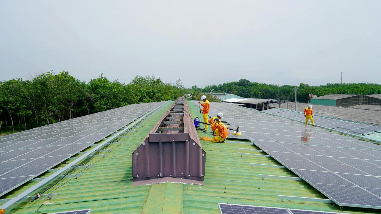 3. Instalación del desagüe. No hay que olvidar que para que un desagüe de un aire acondicionado funcione a la perfección ha de ir siempre en pendiente. Además hay que buscar un lugar para conectarlo y hacerlo en un sitio sin olores. Lo más habitual es conectarlo a la calle directamente o al bote sifónico del baño.