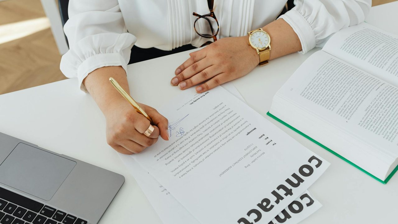 4. En el mercado libre son las comercializadoras las que establecen sus propios precios y puede haber diferencias significativas entre ellas. Conviene revisar ofertas de varias compañías y comparar, pero teniendo en cuenta que en algunos casos esas ofertas obligan a un periodo de permanencia.