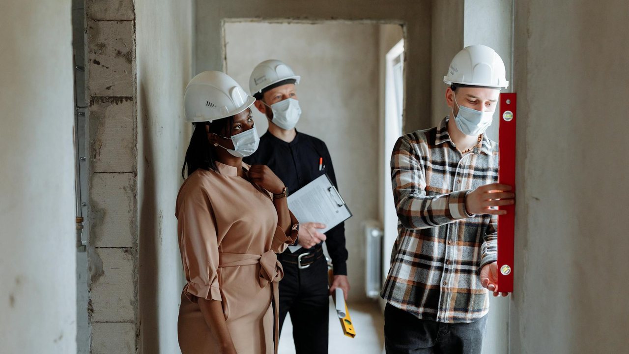 Hablar con varios arquitectos técnicos antes de decidirse por uno en concreto. No es malo comparar presupuestos ni tampoco especialistas. Antes de decidirse por uno u otro, hay que asegurarse de contratar al que más se ajusta a lo que ha de realizar para el usuario. Por tanto, lo ideal es buscar a aquel aparejador que destaque en la rama para la que se le desea contratar.