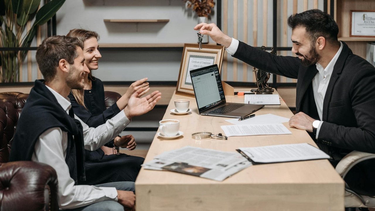 En el caso de comercializadoras del mercado libre, conviene fijarse en todos los detalles, tanto en el precio del término fijo como en el del kWh. En ocasiones uno de esos aspectos, muy económico, distrae la atención del otro, que puede no serlo tanto.