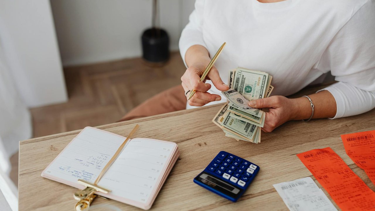 El punto de partida es comparar lo que ofrecen las distintas comercializadoras. En el mercado hay muchas empresas y a veces las variaciones en las tarifas son apreciables.