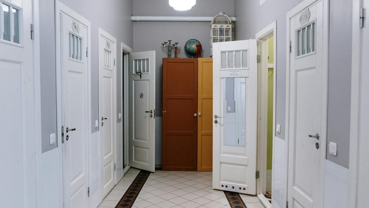 Una vez claras las prioridades, se deben especificar en el presupuesto. Actualmente, los acabados y perfiles de aluminio son enormes y cualquier ayuda será buena para que la empresa de carpintería de aluminio que se encargue del proyecto pueda entender correctamente qué es lo que se necesita.