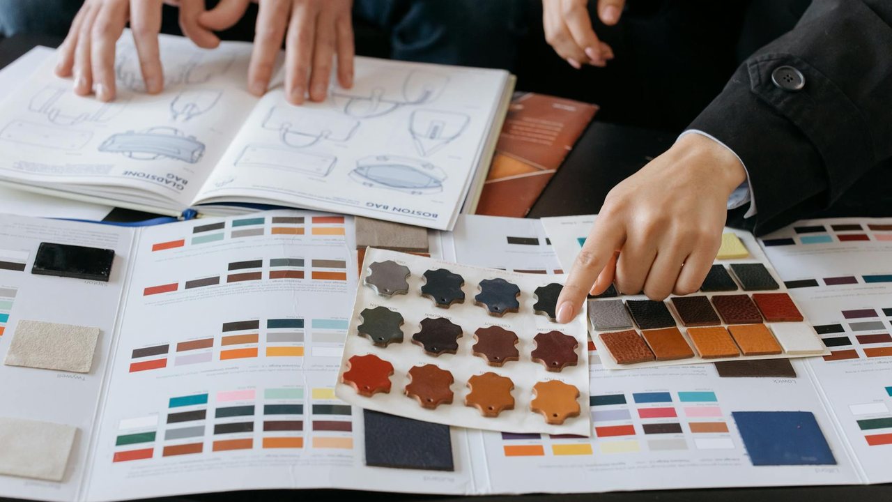 Cuando se busca carpintería de aluminio para puertas y ventanas, hay que sopesar, en primer lugar, las prioridades. Conviene decidir si se prefiere que prime el diseño, si lo que más interesa es que las puertas y ventanas dejen pasar gran cantidad de luz o que se trate de los modelos más adecuados para aislar térmicamente y del ruido.