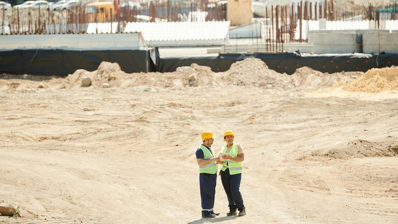 Comprobar el servicio y suministro de la parcela en la que se construirá