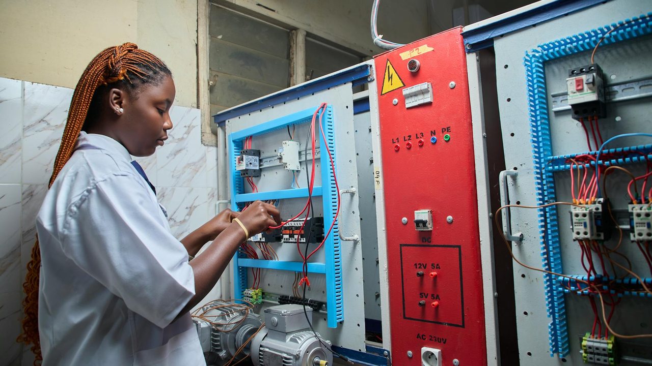 En segundo lugar, existe una normativa muy rigurosa en todo lo que se refiere a medidas de prevención y de actuación en caso de incendios. Esa normativa obliga, entre otras cuestiones, a que los equipos contra incendios lleven un mantenimiento adecuado, periódico y a cargo de empresas especializadas en ello.