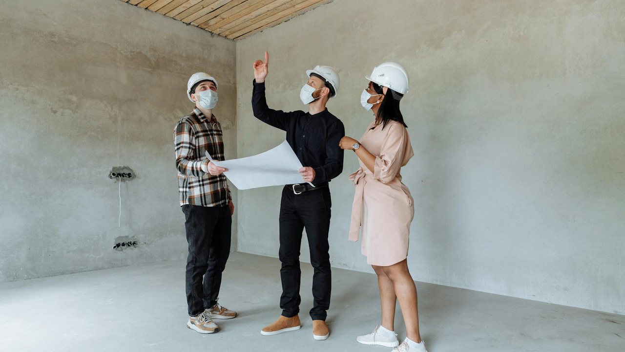 Recopilación de datos geotécnicos del terrenoUna vez aceptado el presupuesto, se pasa a la segunda fase, que es el estudio de campo, que comienza con un reconocimiento visual del terreno y de los alrededores. A continuación, se toman muestras del suelo y del subsuelo, mediante prospecciones, calicatas y sondeos mecánicos que permiten distinguir muestras en diferentes categorías según sus propiedades de densidad, humedad, plasticidad, y otros factores.