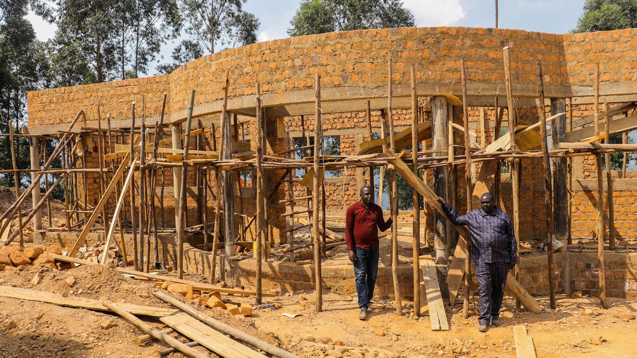 3. Fase de laboratorioCon las muestras recabadas se pasa a realizar una serie de ensayos en la fase de laboratorio. La finalidad de este análisis es obtener información como la capacidad de resistencia del terreno, su rigidez y granulometría, la presencia de componentes químicos, y otros datos importantes para garantizar una edificación segura.