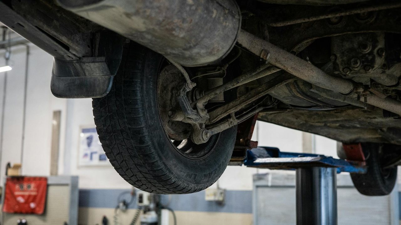 Cepillar paredes y fondo de la piscina