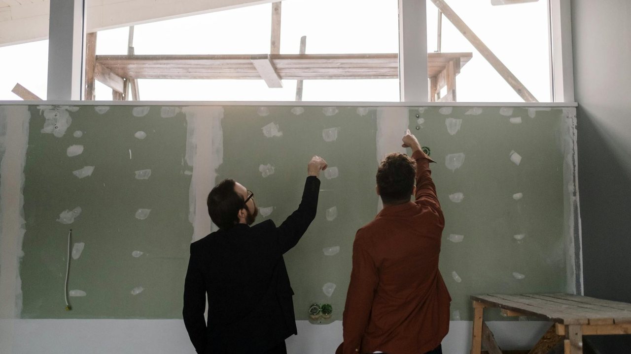 Abogar por la calidad de los materiales es siempre un acierto. Para pintar la escalera de la comunidad sobre todo, ya que es una zona de tránsito habitual y por donde pasarán personas muy diferentes, con gustos muy diferentes. Además, en un edificio pueden vivir niños, o bien producirse golpes y rozaduras en las paredes, al subir objetos en mudanzas o en tareas diarias como la compra. La pintura acrílica es una buena opción ya que si se guardan sobrantes se puede pintar una capa por encima, 15L de este tipo de pintura cuestan una media de 90€.