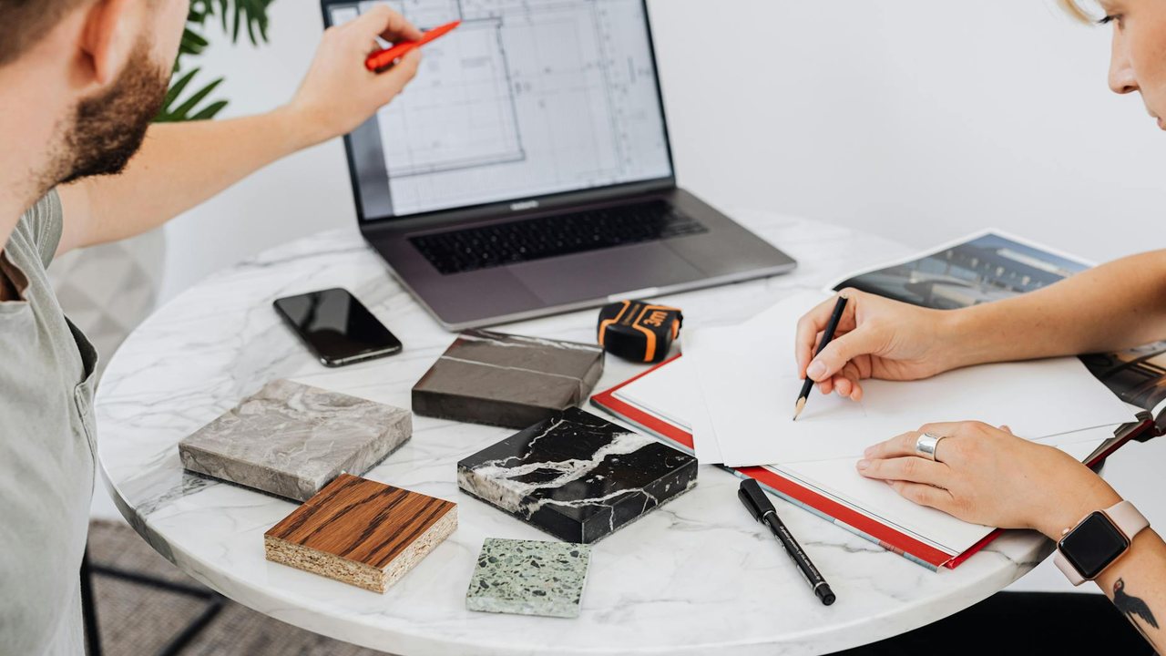 Surface preparation: The first thing to do when plastering a wall is to prepare the area beforehand. This involves removing any remains of old material and leaving the surface as clear and clean as possible. It is recommended to finish with sanding the wall, which is the final part of surface preparation, before cleaning any residual old plaster with a damp sponge or cloth.
