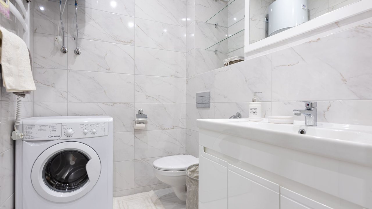 Hot water for a Costa Blanca second home: electric tank or heat pump?