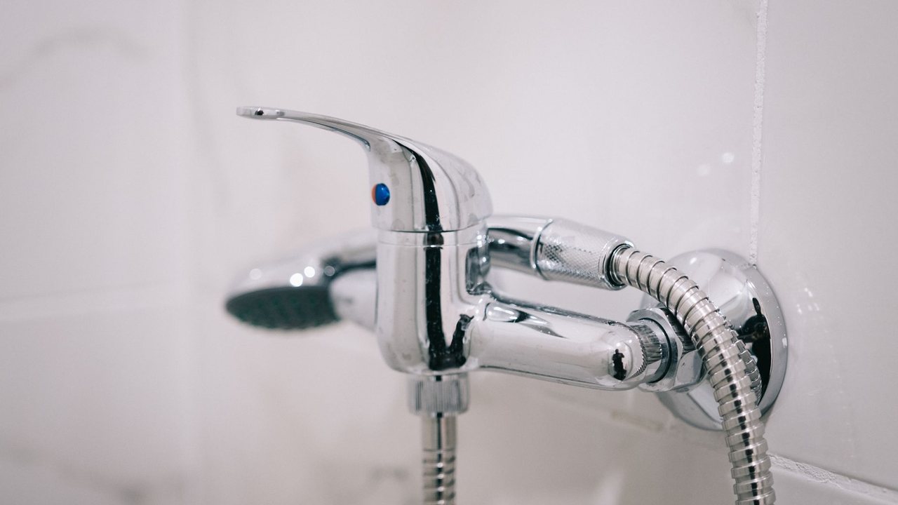 Bath mixer tap with a shower hose