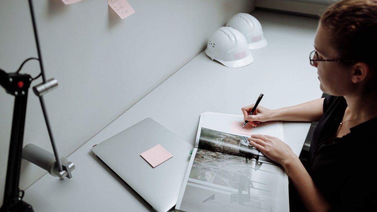 AI Act in August 2026: client data and human review for renovation companies