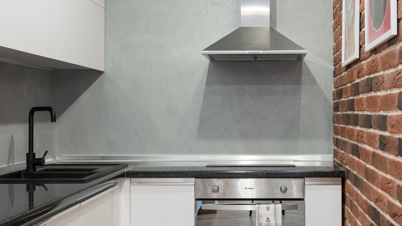 Cooker hoods in Alicante: ducted extraction or recirculation?