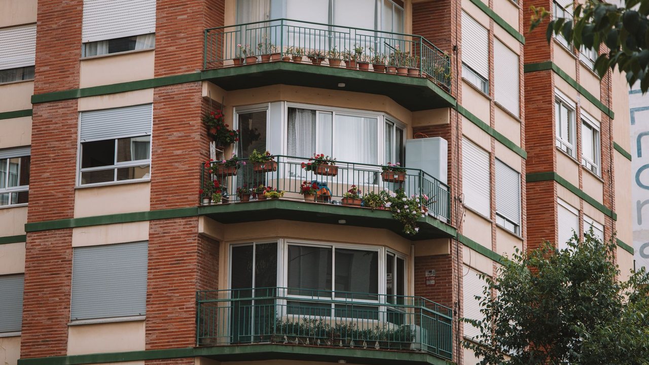 Cerrar una terraza en Alicante: permiso, comunidad y reforma