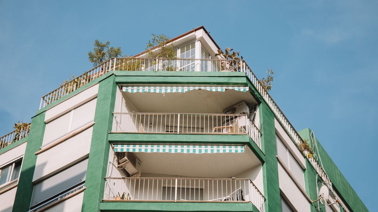 Cerrar una terraza en Alicante: permiso, comunidad y reforma