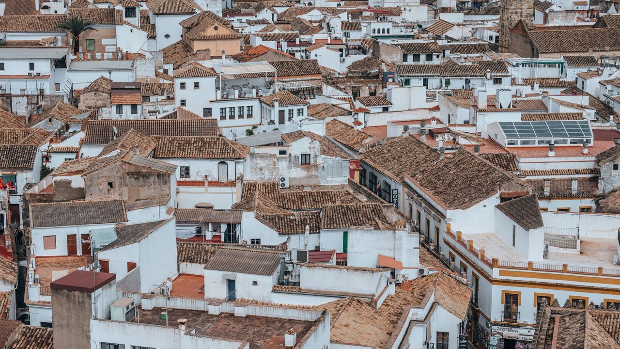 Cubierta blanca termorreflectante en Alicante: calor, goteras y presupuesto