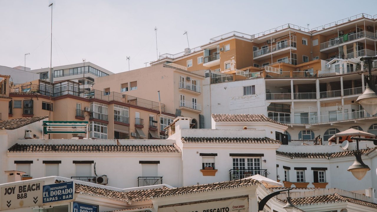Cubierta blanca termorreflectante en Alicante: calor, goteras y presupuesto