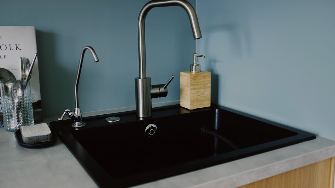 Water softeners in Alicante: check hardness before changing your plumbing