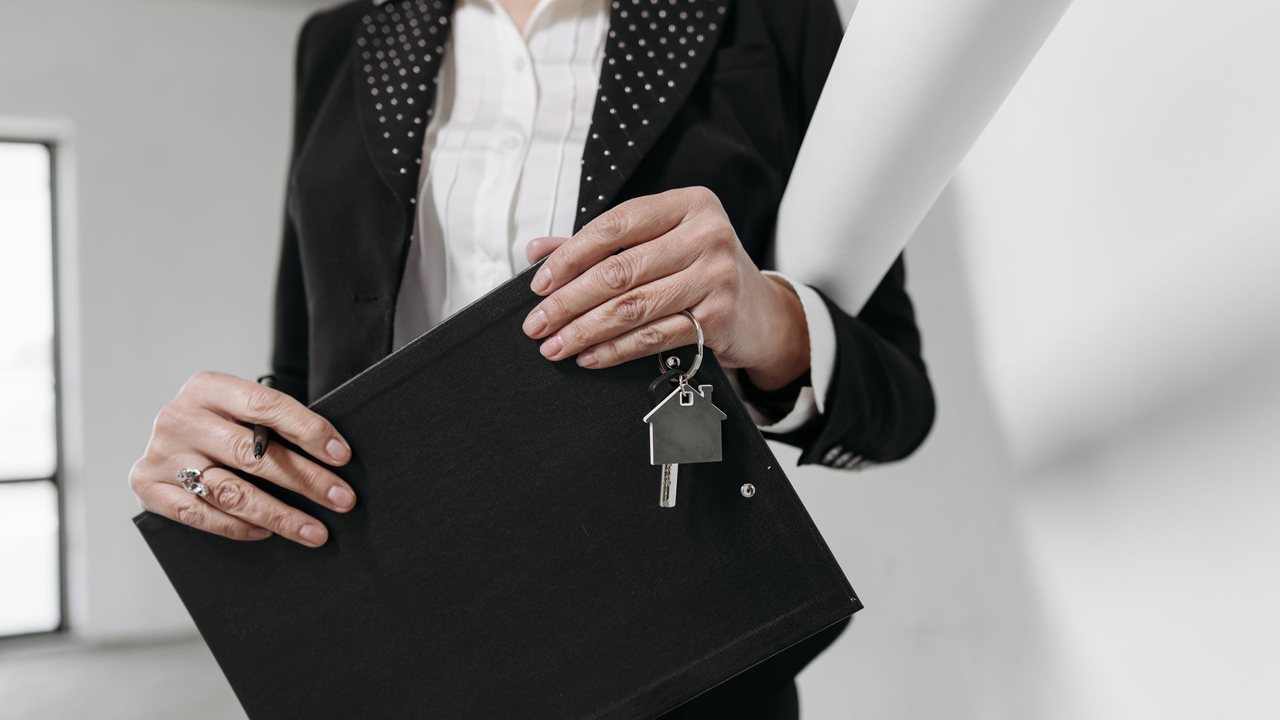 Bilingual dossier for selling a renovated home on the Costa Blanca