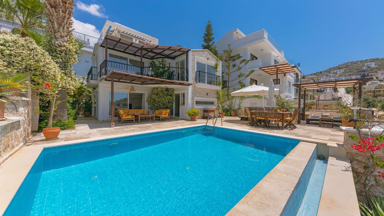 Ducha exterior junto a piscina o terraza en Costa Blanca: agua, drenaje y obra que hay detras