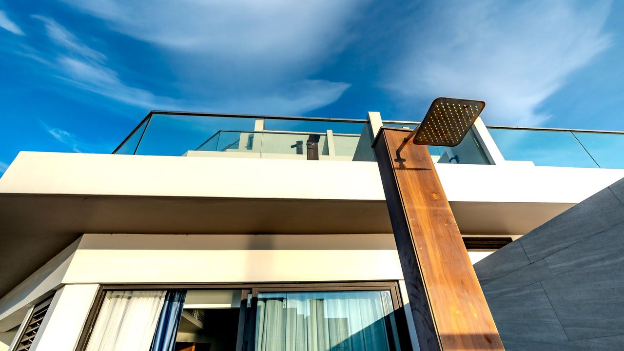 Outdoor pool or terrace shower on the Costa Blanca: water, drainage and the work behind it