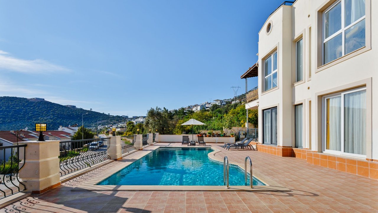 Outdoor pool or terrace shower on the Costa Blanca: water, drainage and the work behind it - detalle