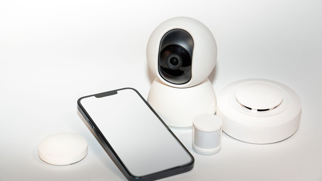 Dispositivos de domótica y teléfono para su control