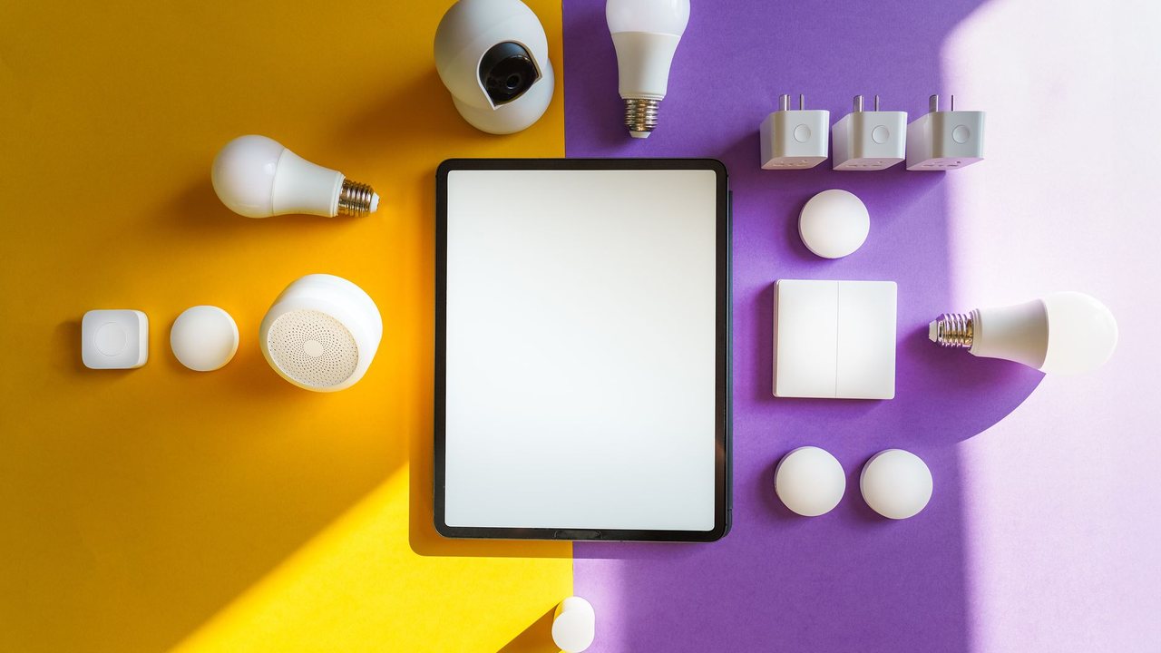 Dispositivos conectados y tableta vistos desde arriba