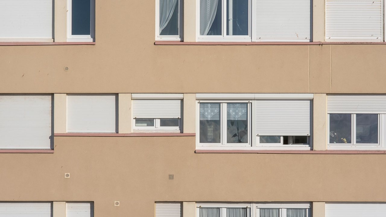 Fachada, ventanas y aislamiento en Alicante: que mejora primero una comunidad