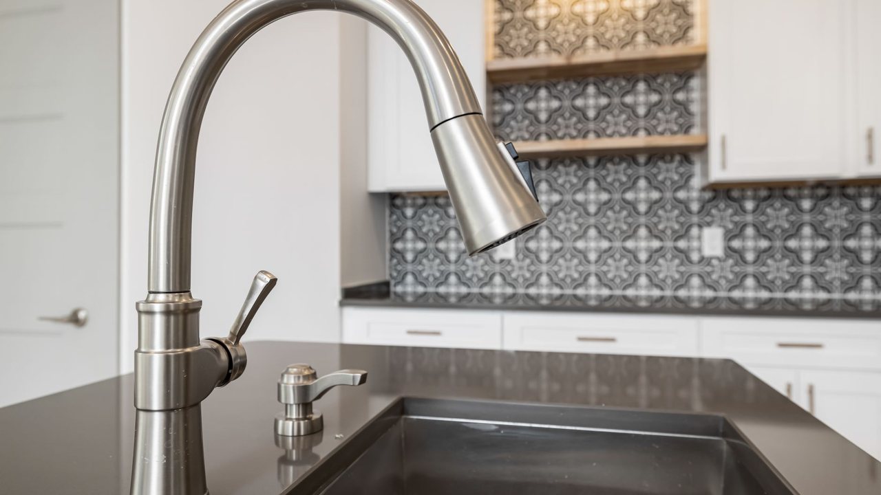 Kitchen taps in Alicante: sink, window and pull-out spout checks