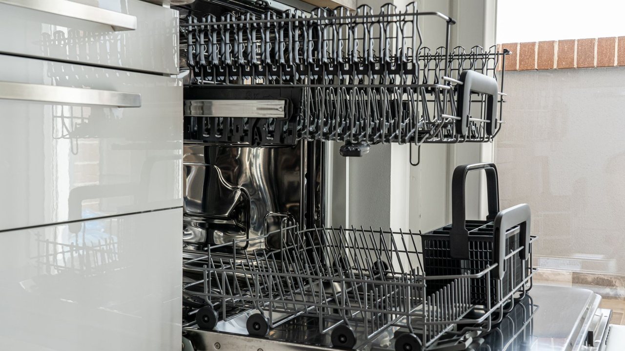 Integrated dishwashers in Alicante: recess, door and plinth checks