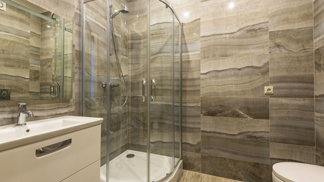 Shower screens in Alicante: measurements, access and cleaning