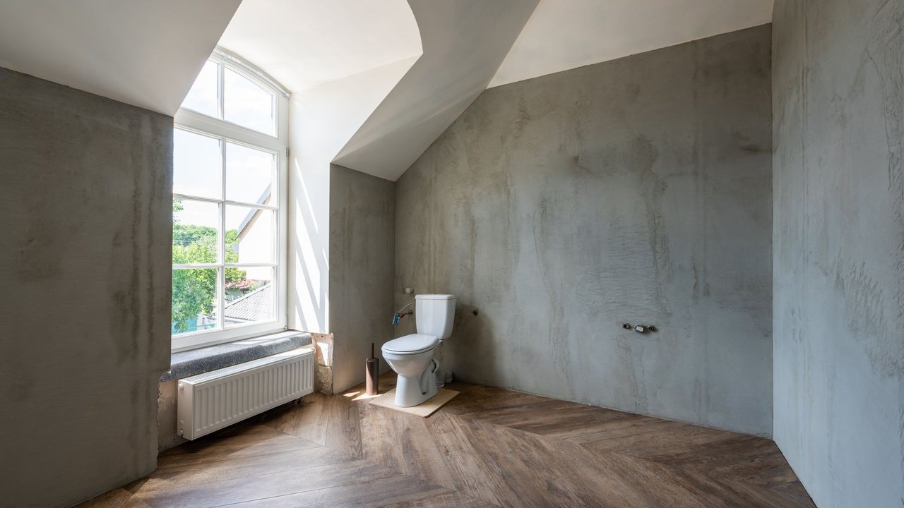 Microcemento sobre azulejos en Alicante: qué revisar antes de renovar el baño
