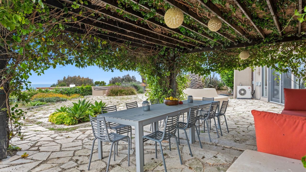 Pergola y cocina exterior en Alicante: permisos, instalaciones y sombra antes de construir
