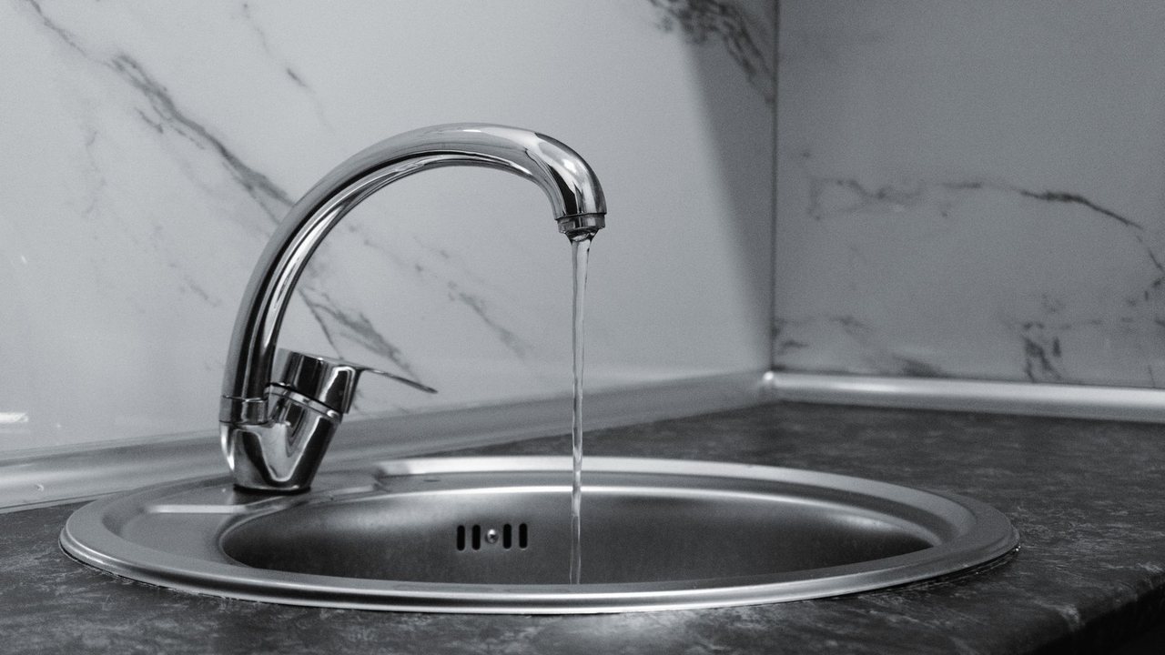 Poca presión de agua en Alicante: qué comprobar antes de cambiar la fontanería