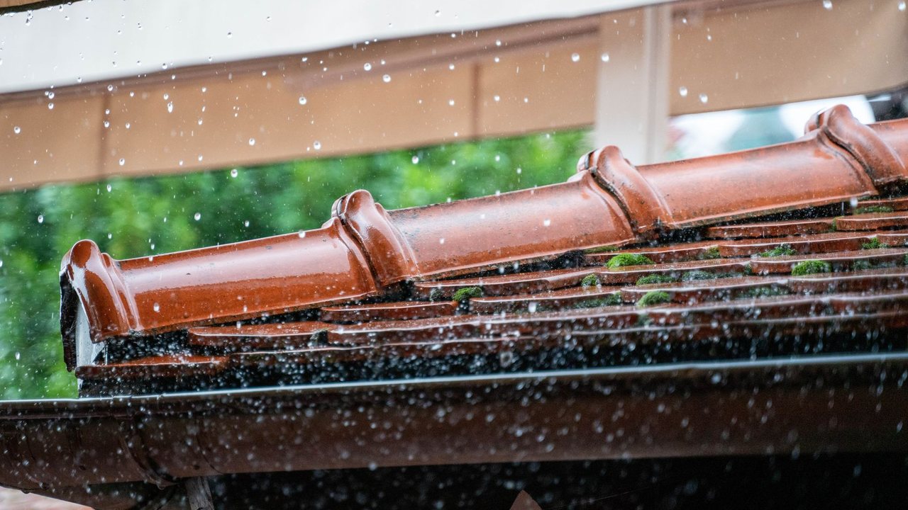 Preparar una vivienda de Alicante para las lluvias de otono: tejado, canalones y sumideros
