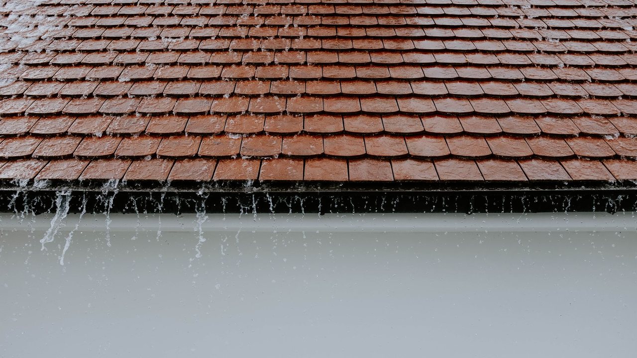 Preparar una vivienda de Alicante para las lluvias de otono: tejado, canalones y sumideros - detalle