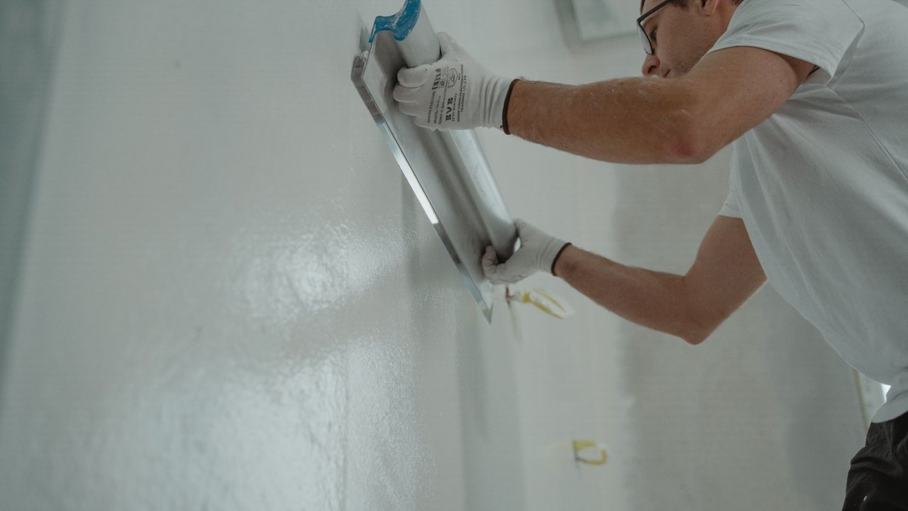 Removing gotelé in Alicante: checks before smoothing textured walls