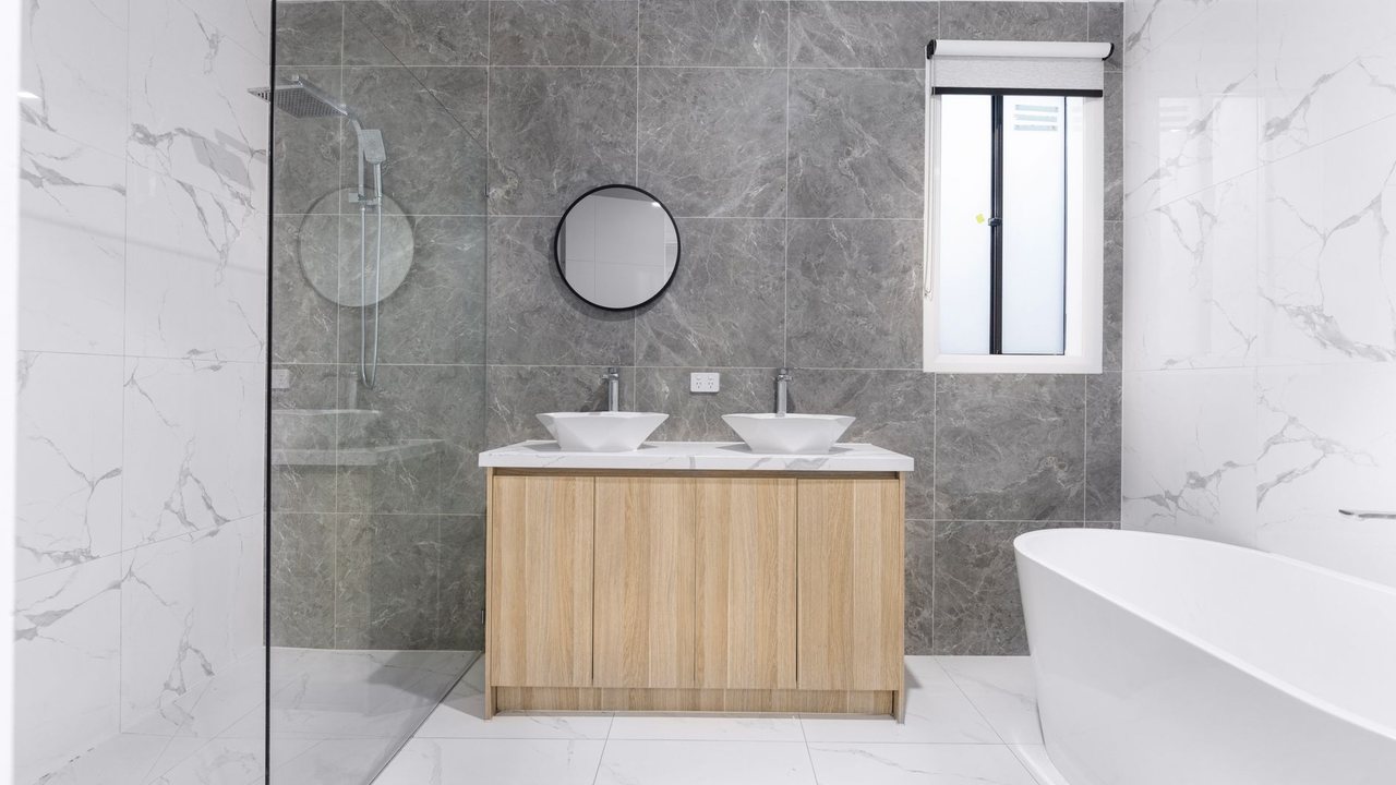 Renovating a bathroom in Alicante to avoid leaks, odours and damp in a second home