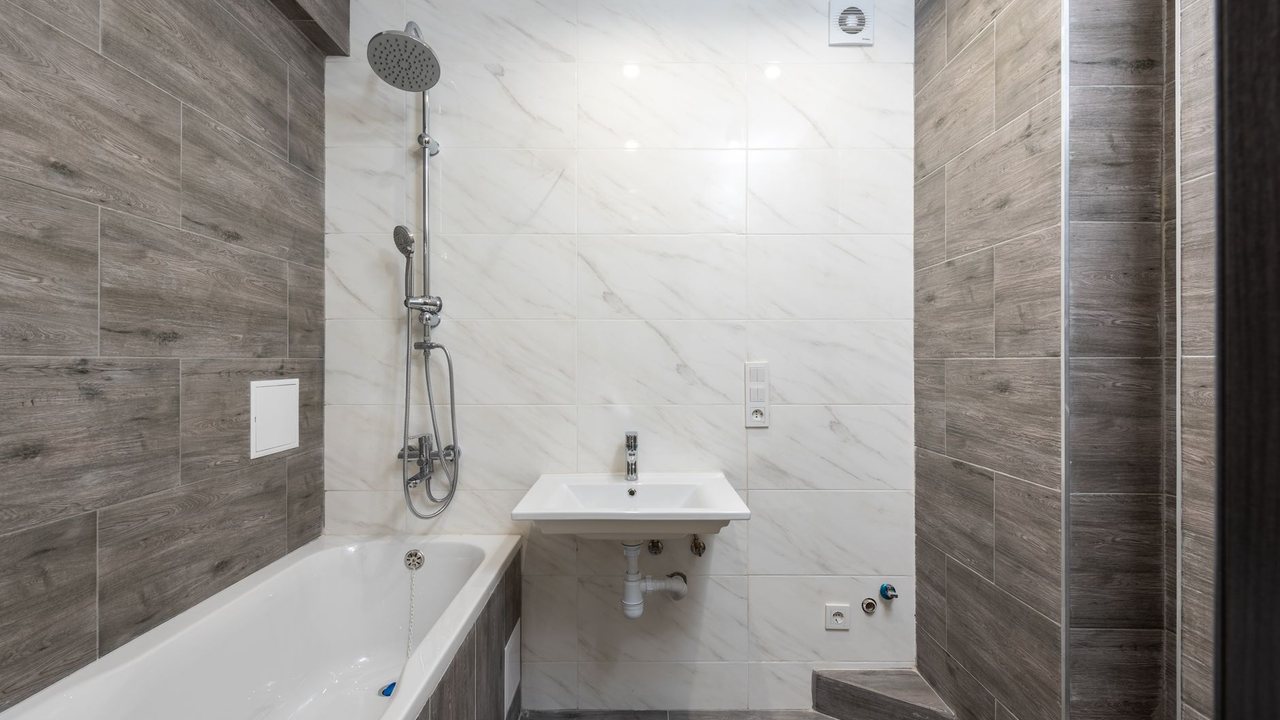 Renovating a bathroom in Alicante to avoid leaks, odours and damp in a second home - detalle
