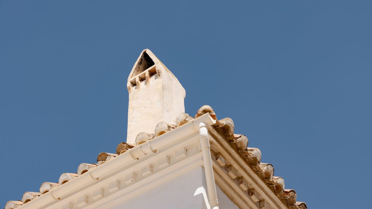 Reformar una casa de pueblo en Alicante: cubierta, muros e instalaciones antes de abrir espacios