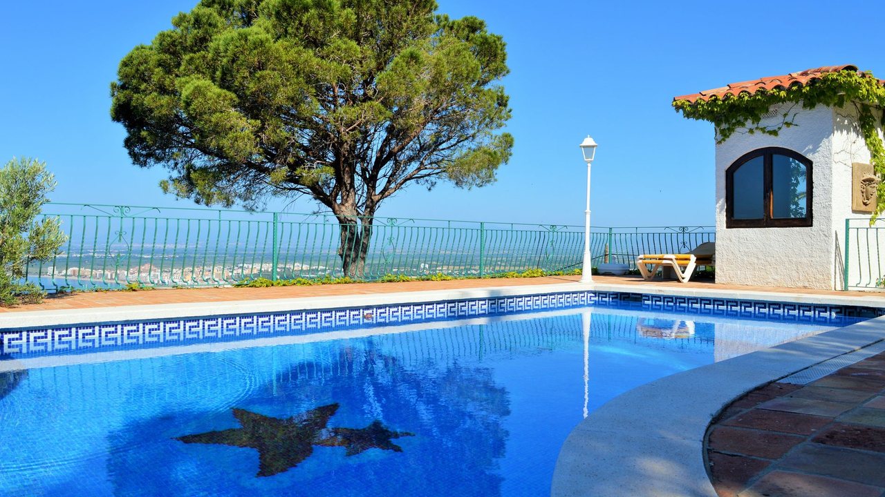 Reformar una piscina en Costa Blanca: fugas, depuradora y revestimiento antes de la proxima temporada