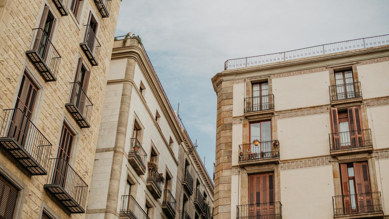 Renovations in Alicante Centro: old flats, damp and permits renovation planning context