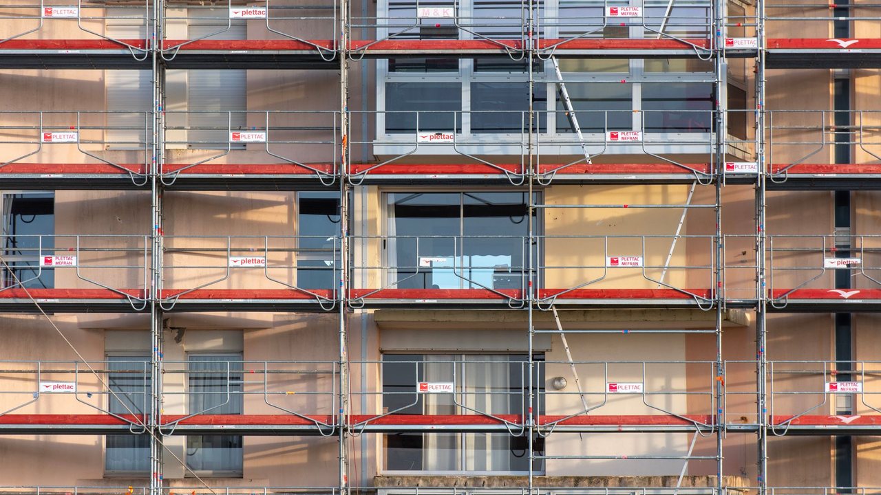Rehabilitar un edificio ocupado en Alicante: fases, accesos y convivencia durante la obra