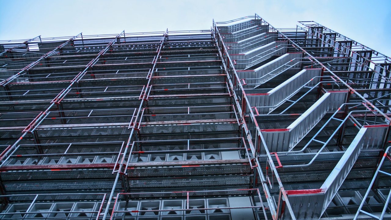 Rehabilitar un edificio ocupado en Alicante: fases, accesos y convivencia durante la obra