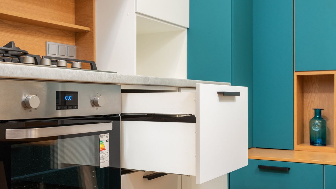 Renovar bisagras y cajones de cocina en Alicante sin cambiar todos los muebles