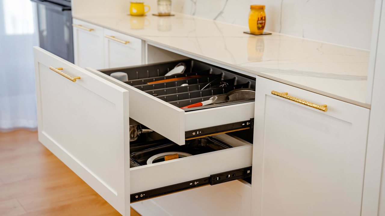Cajones de cocina blancos abiertos con organizadores interiores